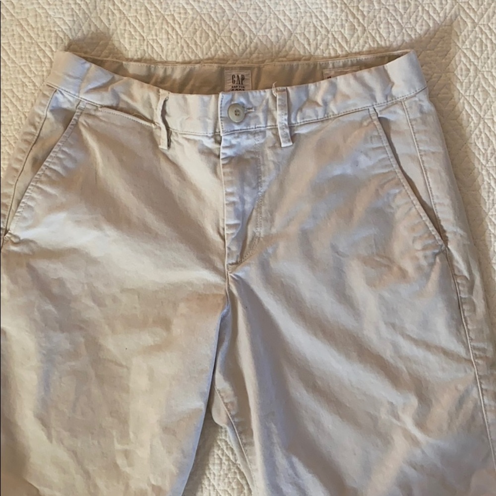 GAP Men's Flat Front Shorts in Light Beige